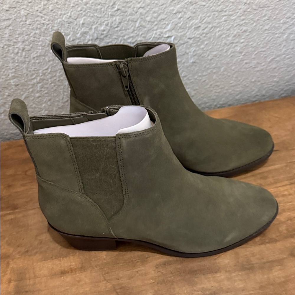 Vionic Olive Green Suede Ankle Boots size 9.5 wide NEW IN BOX - Picture 3 of 10